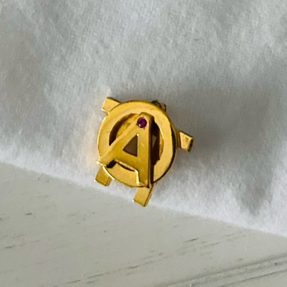 Alpha Omicron Pi Gold Tone Brooch with Red Ruby Vintage 1980’s - Picture 4 of 10